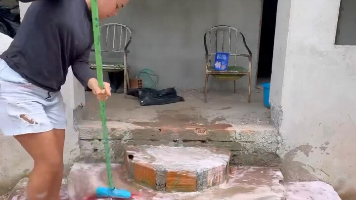 Brazilian women doing household cleaning and tidying!