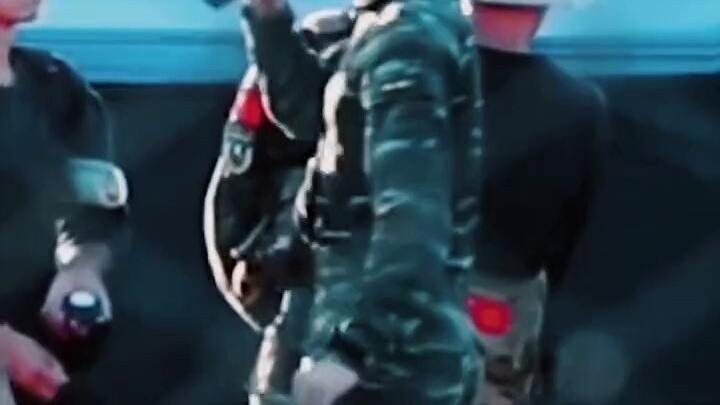 Có người nói Dương Dương đi đứng cứ như đang “làm dáng”, để mình đính chính nhé – đó là tư thế quân 