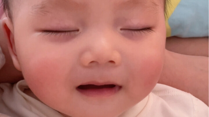 Malam ini dia benar-benar manis dan imut banget pas tidur!