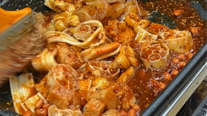 I love night markets! Northeast-style spicy skewers—2 yuan per bag~