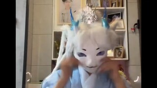 “这榜一大姐也是饿了” 万岁山网红NPC蓝狐狸被曝婚内出轨粉丝 景区：“蓝狐狸”的扮演者已被辞退