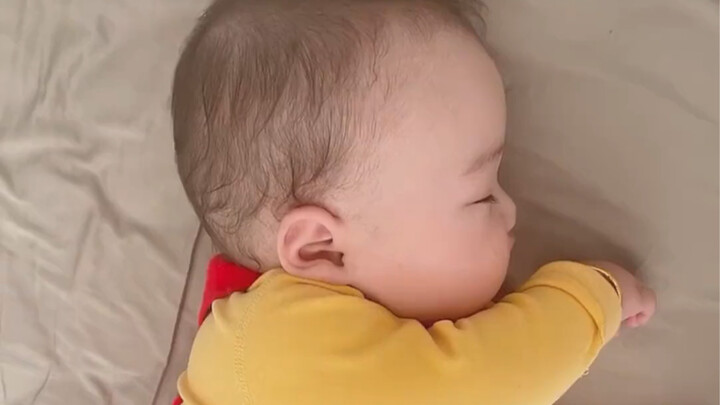 أوّه، أسطوانة الغاز الصغيرة هذه لطيفة جدًا! ما بقدر أقاوم رغبتي في عجن مؤخرتها الصغيرة!