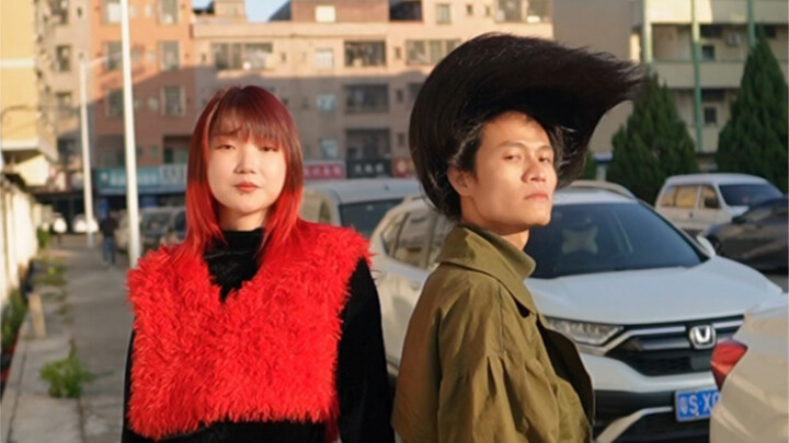 Gaya rambut yang bisa jadi perisai dari terik matahari dan hujan—kalau suka, coba minta pacar kamu b