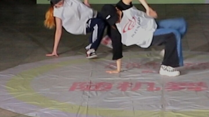 [Zhen's very] The whole audience cheered for Zhen Zhen's husband who was trained in martial arts uni