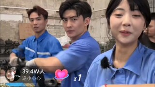 หญิงสาวคนหนึ่งกำลังขันสกรูในโรงงาน และมีผู้ชมออนไลน์มากกว่า 100,000 คน