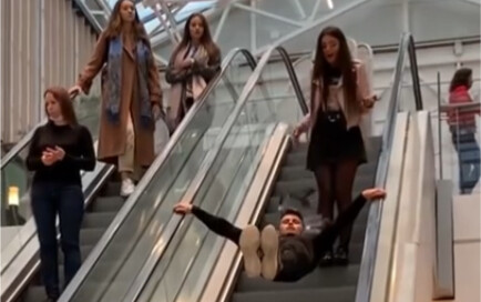 สาวน้อยสัมผัสหนุ่มฟิตเนสบนบันไดเลื่อน 😳