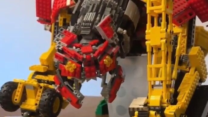 Movie version of Transformers Hercules LEGO combination demonstration LEGO