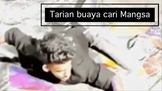 Tarian buaya cari mangsa