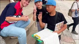Seorang netizen sedang bepergian di Jepang ketika dua siswa sekolah dasar setempat datang untuk mewa