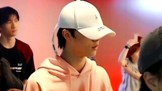 Ya ampun, siapa yang sangat unggul di ruang dansa... Astaga, anak ini benar-benar menakutkan!!!