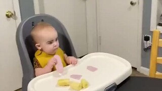 妈妈给女儿戴上了假眉毛，老爸回来看到后笑喷了