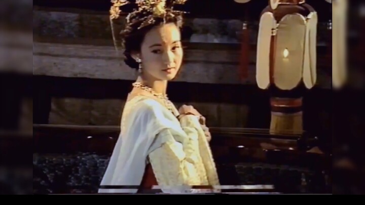 Elegant and graceful in demeanor—this must be what a true princess looks like.