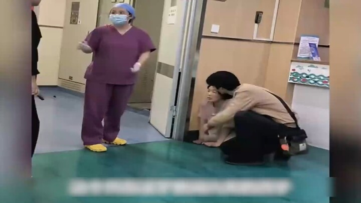 Em bé 6 ngày tuổi bị y tá mải chơi điện thoại hại chết! Mẹ chịu đựng 7 năm, tiêm cả trăm mũi thật đa