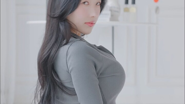 إطلالة فستان ضيق على الجسم من ييونهوا الصغيرة