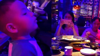 Cháu trai 3 tuổi hét lên bảo chú nhìn người đẹp, chú vụng về đến mức giả vờ làm đà điểu không dám ng