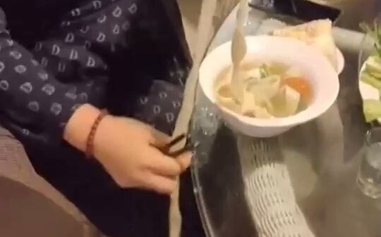 Bila orang sedang tidak beruntung, mereka bahkan tidak bisa makan dengan benar.