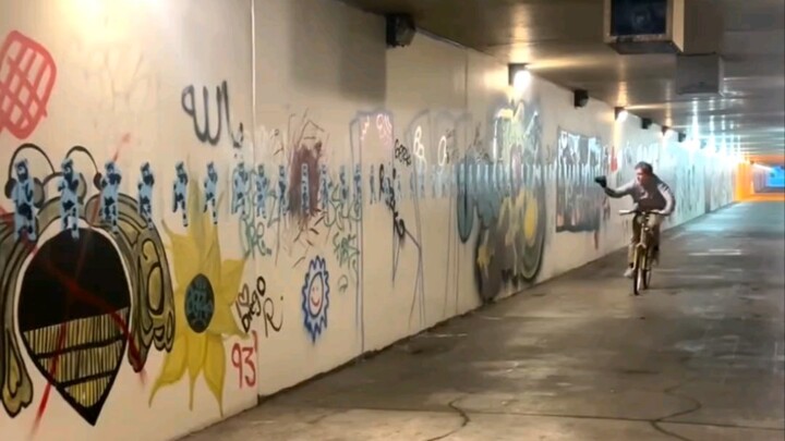 “Seniman Sunday menghabiskan sebulan menggunakan mesin laser untuk memotong 386 boneka beruang kecil