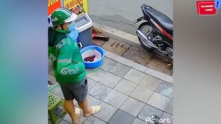Khoảnh khắc CHÚ GRAB làm rơi món đồ làm ai cũng GIẬT MÌNH vì grab này
