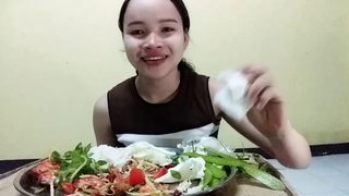 กินตำบักหุ่งทั้งแช่บทั้งเผ็ด🥒🌶🌶จนลิ้นสั่น😆😆ກິນຕຳໝາກຮຸ່ງເຜັດຈົນລິ້ນສັ່ນ