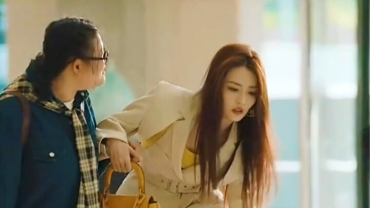 The heroine in this clip looks a lot like me rushing to take the subway line 1/4 in Beijing every mo