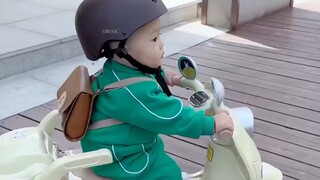 خبرة القيادة أربعة أشهر، أصبحت قادراً على قيادة جميع أنواع السيارات، لكنني ما زلت لا أستطيع تمييز ال