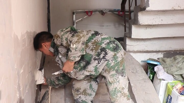Remaja 13 tahun bekerja di lokasi konstruksi selama liburan musim panas: "Aku ingin mencari uang unt