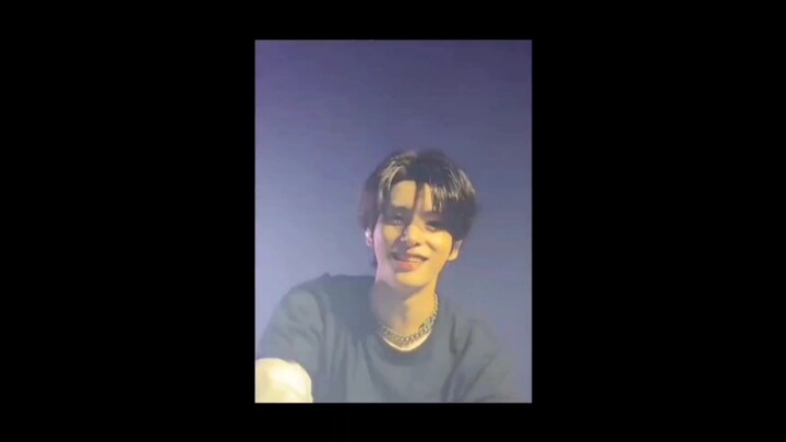 เอ็นไฮเปน: พี่ชายคนที่สามคนนี้มีรูปร่างหน้าตาที่น่าเกรงขาม เลียหน้าตัวเอง