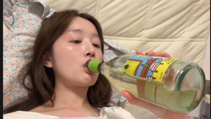 Sedikit minum, nikmati hidup sendiri dengan tenang.