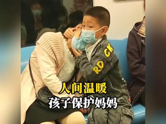 Điểm lại những đứa trẻ dũng cảm bảo vệ mẹ: Bạn sẽ không ngờ con yêu bạn đến thế nào đâu! #ẤmÁpNhânGi