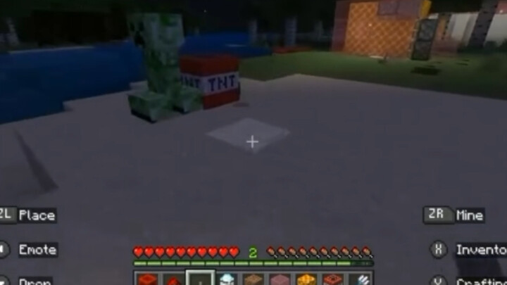 Minecraft: Haha, so this is how you play with the Creeper, huh?