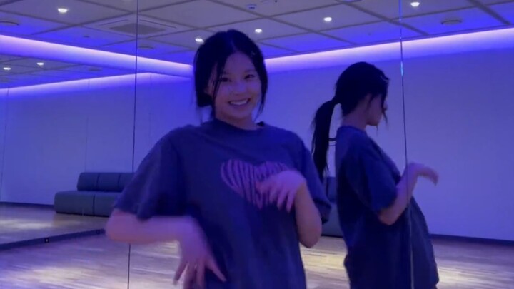 【NMIXX】يتدرب جانغ كيو جين حتى الثانية عشرة ظهرًا. لأُظهر للقراء صورةً أفضل في كل مرة، أتدرب بجد.