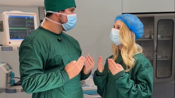 Sao đồ ăn mang về bây giờ khó mở đến thế nhỉ!