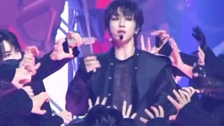 Lộ trình di chuyển kỳ diệu của cây đũa chỉ huy của SEVENTEEN