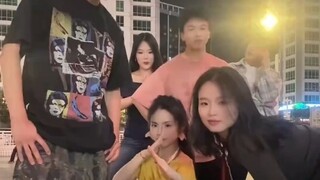 年轻人模仿成龙历险记名场面，没想到后面的大哥也忍不住加入