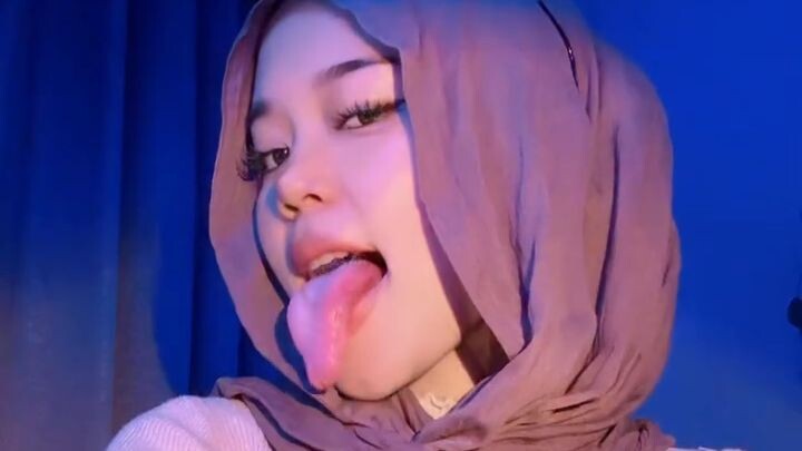 wow panjang sekali lidahnya