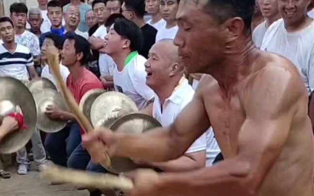 Bermain drum, dia memukul drum dengan sangat bersemangat, kerja sama yang sangat apik