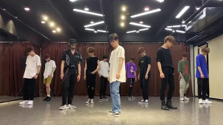 ห้องซ้อม "No Shame" ของ R1SE