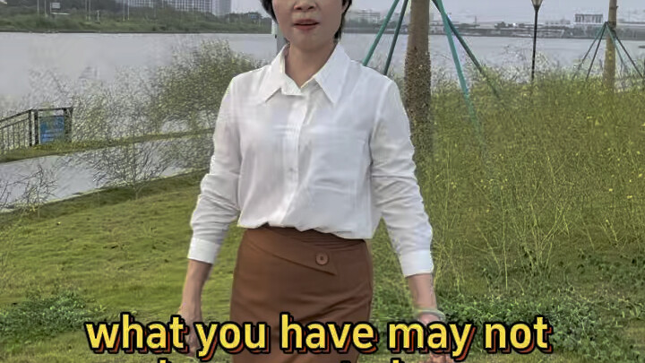 Bibi tua dari Chaoshan dengan aksen khas Chaoshan dan bahasa Inggris fasih membawakan lagu “Jar of L