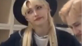 【chanlix】 الفتاة المثيرة القياسية في المسلسلات الأمريكية وصديقها الوسيم ذو العضلات الذي لا يبدو ذكيا