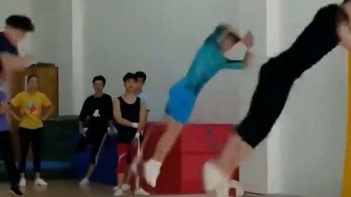 College aerobics class—netizens: Every move has me showing up at the orthopedics clinic.