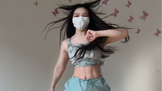 Điều đáng sợ nhất về Tết Nguyên Đán là trẻ con bịt tai và cười với bạn trong khi bạn không biết pháo