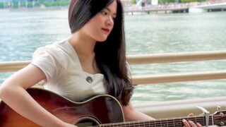 【Guitar Fingerstyle-Yellow】Miss plays Coldplay classics affectionately against the sea breeze, super