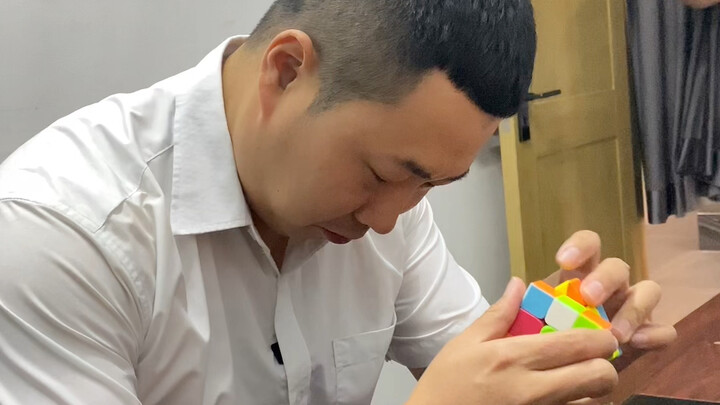 Manajer lobi bertemu karyawan baru dengan nepotisme