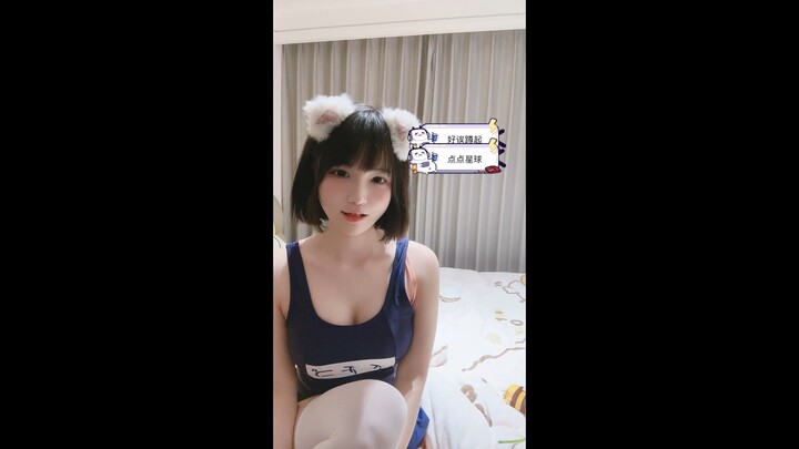 Mèo sống cắt lát nụ cười của bạn giống như mứt mận
