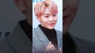 when seungkwan's contact lens fell off at the red carpet of AAA 2017