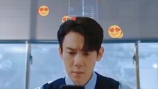 Hahaha, protagonis laki-laki dengan tampilan penuh burung merak sungguh lucu
