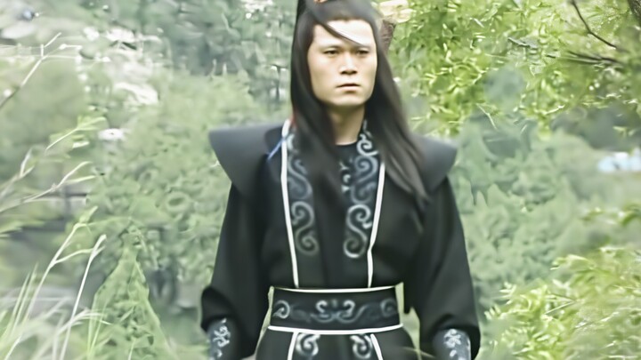 This person was born with a pair of white eyebrows. The golden-hilted broadsword on his back is unst