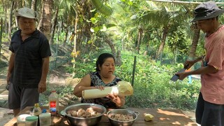 Đốn Cả Buổi Mới Được Cây Dừa Tươi Ngon Đem Về Làm Món Giò Heo Hầm Củ Hủ | TKQ & Family T1087