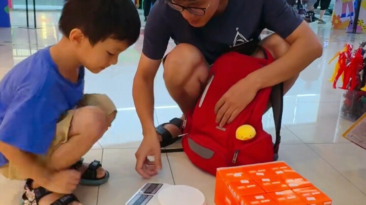 My son suggested using a physics-based method to draw blind boxes at the mall—and the result was tot