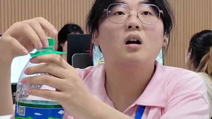 Ý nghĩa của việc nhân viên mới mang theo cốc nước khi đi làm